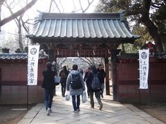 上野東照宮の門に出ました。
思った以上に人がいる。平日だけど・・・。