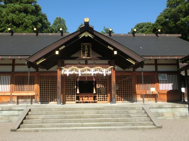 足羽(あすは)神社という継体天皇がご祭神の神社<br /><br />　(＊優秀であらせられたので、ぜひとも天皇にと懇願され畿内へ。福井時代にご家庭もお持ちで、功績もあげ頼りにされてらしたので、みなから行かないでといわれ、分身をここに残して旅立たれたということです)