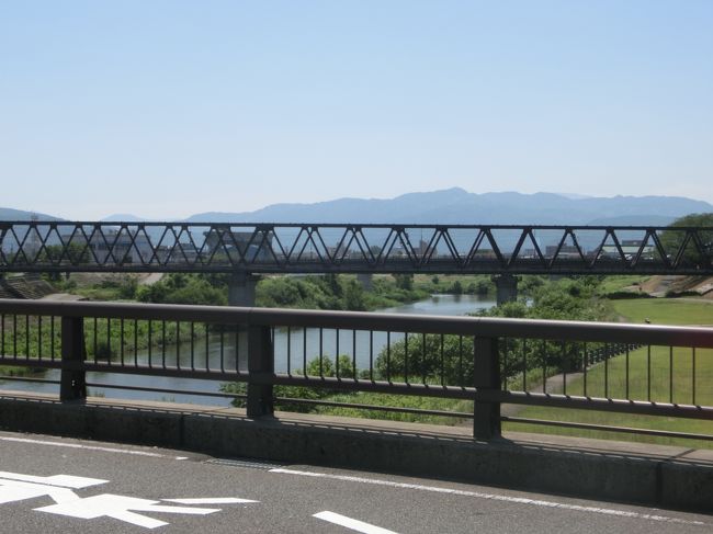 チェックアウトをして、足羽川をわたって福井駅へ向かいます