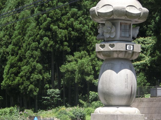 30分ほどで永平寺バス停に着いたのですが、先に昼食をと、1つ手前まで歩きます。<br /><br />灯籠がハート型模様。お花付き