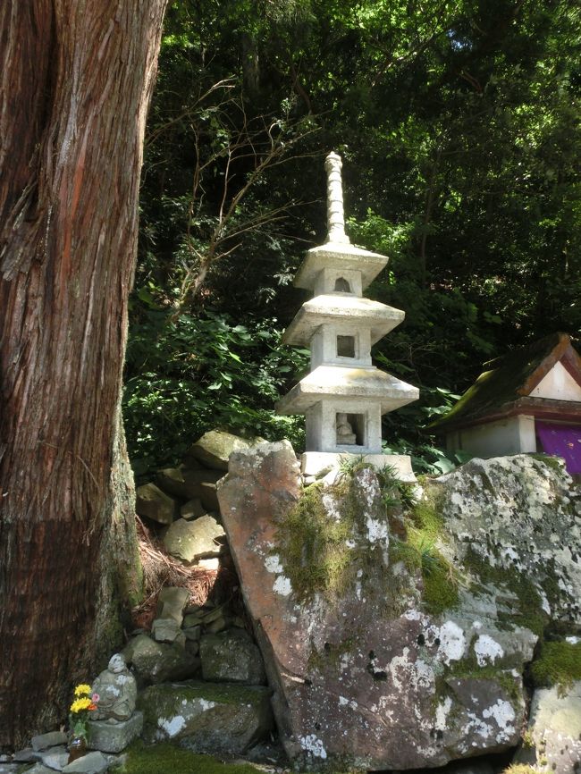 ハート灯籠のところまで戻って、脇道へ。<br />磨崖仏があるということですが・・・わかりません。<br />修行を積めば見えるように?