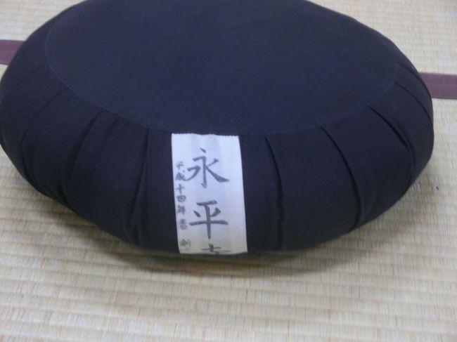 若いお坊さんが、拝観順路や見所や注意事項を説明してくれるお部屋へ。座って聞きます