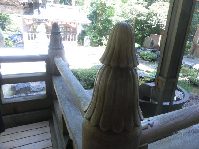 欄干ですが、縦長のこういう形が好きなのでしょうか福井