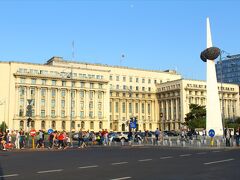 革命広場まで行くと国家級の建築物が並び建っている。revolution square