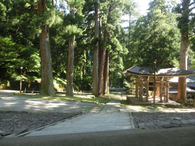 右手の鐘が除夜の鐘で有名なところ。<br />たいてい雪の映像なので、冬の寒さを思った