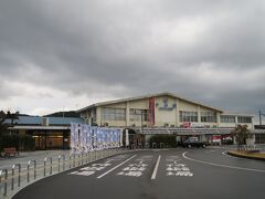 中村駅に着きました。

雨は止んでいますが雨雲が…自称晴れ男の力の見せどころです。（笑）

中村駅は、高知県四万十市の中心駅で清流四万十川の河口から約8kmほどの位置にあります。