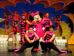 1回目の燦水！サマービートを見てシアターオーリンズに行き、1回目16時のミニー・オー！ミニーが始まるまで約5時間半待ちましたが、ようやく鑑賞！
7番目に並びましたが、前回に続き最前列中央に座って撮影！

