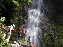 　博多駅発9:20　佐賀大和ＩＣで降り、小城の清水の滝（玉簾の滝）へ。
 10:40~11:10   駐車場で下車してから、約７分、山道や石の多い道を登って行きます。汗が滝のよう。
　保育所のちびっこたちが先生に連れられて、水着姿で遊んでいました。先生たちお疲れ様。ちびっ子たちいいなあ。気持ちよさそう。
