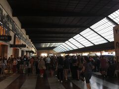 サンタ・マリア・ノヴェッラ駅に到着。徒歩3分。大きいスーツケース持っていたので5分くらいかな。朝9時過ぎ、かなりの人出です。