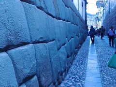 クスコ市内の有名な石がある通り。

インカ文明すごいです。剃刀の刃も通らない石積み。