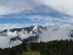 　ここは新穂高ロープウェイで西穂高山頂付近まで登ることができ、御覧のような絶景を楽しむことができます。料金は往復２９００円と少々高いですが、ながい登山をせずに２０００ｍ越えのこの眺望を眺められるので十分価値があるとおもいます。ゆっくりまわると２，３時間かかりますが詳しくは別途口コミに投稿しておきますので宜しければご覧になってください。
※写真は去年（2016）8月初旬に撮影を掲載。