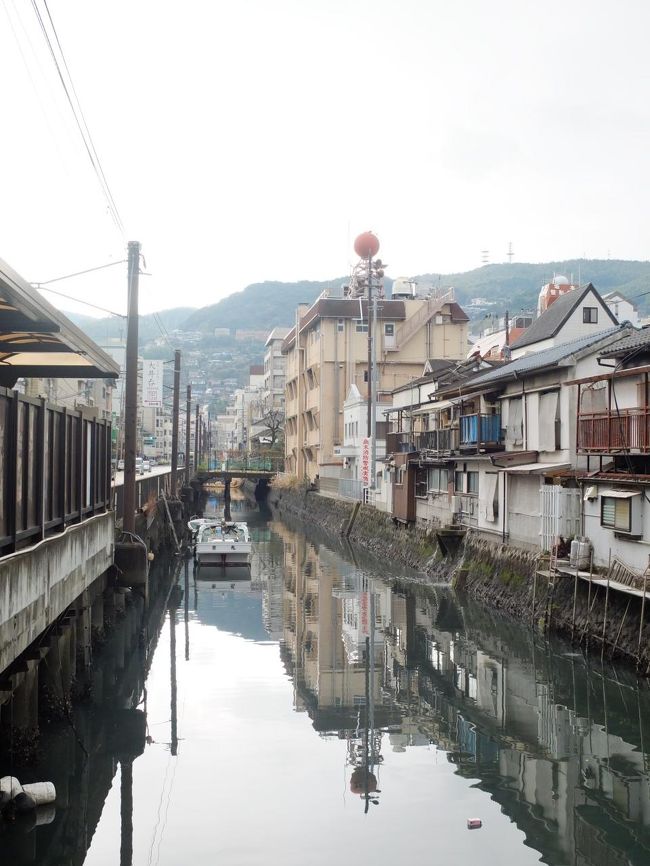 出島に注ぐ川を渡って。この（東京にはない）庶民的な風景が旅情を盛り上げます。