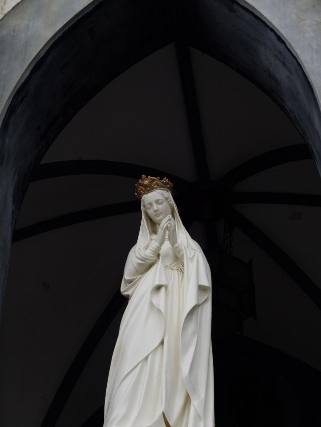 大聖堂の階段を登りきると迎えてくれるマリアさま。天の母、サンタマリア。