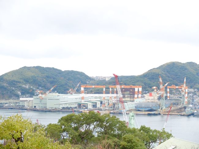 湾になっているので、丘の上からでも汽笛が聞こえました。よく響きます。向こうは造船所。この音風景、好きだから何度も来てしまうのよね…