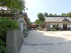 左に曲がると奥に青島神社が見えてきました