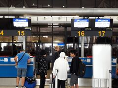 エーゲ航空のカウンターでチェックインします。
エーゲ航空はLCCなので荷物を預けるのは有料ですが、ゴールド会員になると1つは無料で預ける事が出来ます。
