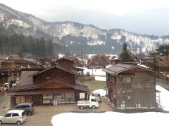 　金沢駅から車で約1時間、白川郷に到着しました。雪深い地域だけに、まだこんなに残雪が残っています。道路が整備されているのでノーマルタイヤでもアクセスできますが、朝晩は凍結する場合があるので出発前に交通情報のチェックを忘れずに。