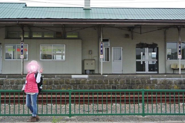 廃線が決定しそうです。。。<br />もうこのホームに汽車が入って来ることはないと思うと…<br /><br />今更ですが、笑顔でピースする自分が嫌です<br /><br />スタートしたばかりで 『はい、シッポさんモデルになって！』と言われ<br />とっさにピース。。。我ながら恥ずかしい<br /><br />モデルには不向きだから、勝手に撮ってくださいませ…<br />できたら知らない間にお願いします(ｰ ｰ;)