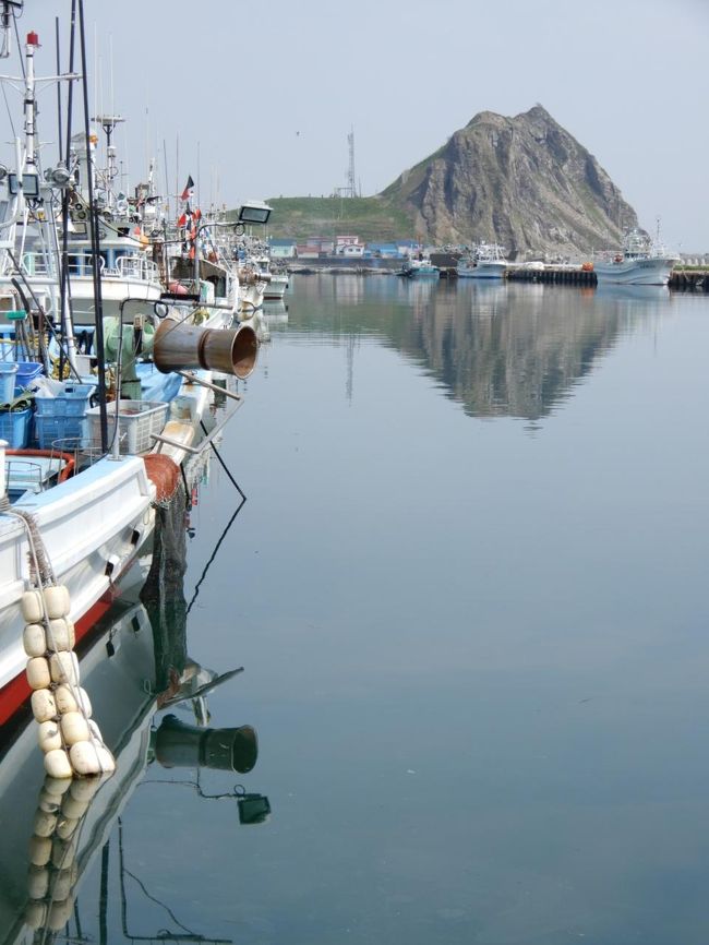 人っ子ひとりいない漁港内を港沿いに、、、目指すはエンルム岬