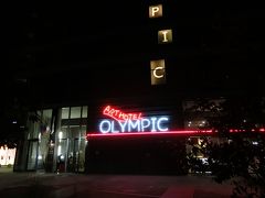 トリノの宿泊先「アートホテルオリンピック」に到着しました。
オリンピックと名が付いているように、ここはトリノ冬季オリンピックの選手村があった場所です。
到着したのは午後１０時４０分過ぎでしたので予定よりかなり早く着きました。