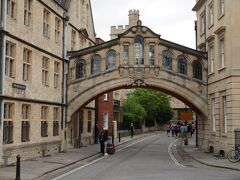 Cattle　Stを挟んでポドリアン図書館の向かいには溜息橋、ベネチアの溜息橋(Bridge of Sighs)に似ているからそう呼ばれているらしい。
両方見たけれど、こちらの方が立派かも？
