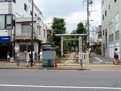 駅のすぐ近くにある皆中稲荷神社です。

皆中稲荷神社をみなあたるじんじゃと読む都内有数の金運パワースポット。 
ギャンブル運を高める神社として有名な一攫千金狙いの人にはぴったりの場所なんです。 