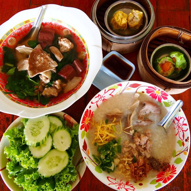 【モツ粥】40B<br />【モツスープ】40B<br />【飲茶】各20B<br />きゅうりのサラダは勝手についてきた。<br />体調が悪いのでお腹に優しいお粥とスープは願ってもないMenuなのに、お腹の調子が悪くてほとんど食べることが出来なかった。<br />合計：125B。