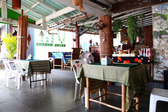 席から見える景色も同じだけど、メイン通りに面したお洒落レストランに比べると簡素な造りの店内。<br />でも開放感がある造りのおかげで、海から気持ちのいい風が目いっぱい吹き込んできて扇風機要らずだった。<br />