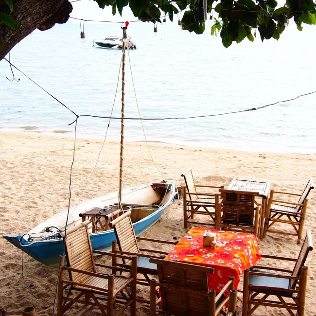 日差しを遮ってくれる大きな木の下にはオンザビーチ席もあるので、ウェーターのおじさんは店舗と砂浜を行ったり来たりで忙しそうだった。