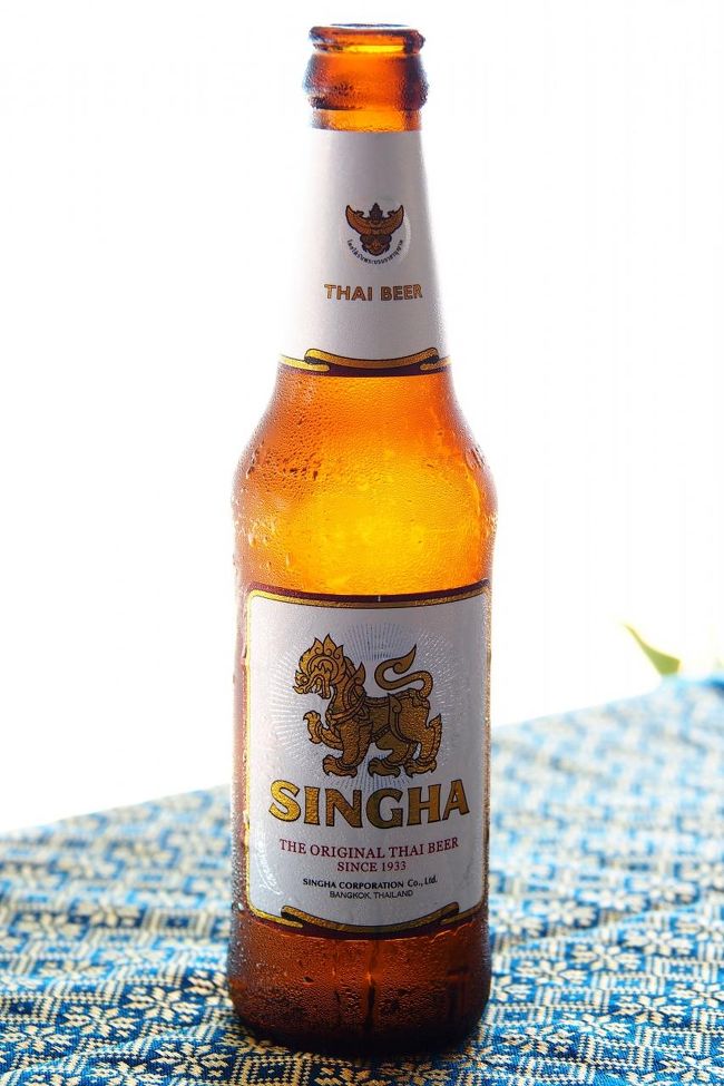 【シンハーBeer（小)】70B<br />車や原付でドライバー担当だったり、ダイビングに出掛けていたりで何気に“キンキンに冷えたビールを飲みながら海を眺める”というシチュエーションが今回初めての夫は満足げだった。<br />