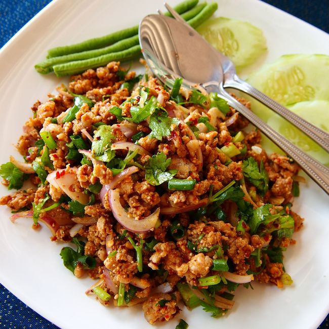 【ラープ・ムー】120B<br />スプーンとフォークがあるのに箸まで用意してくれた。