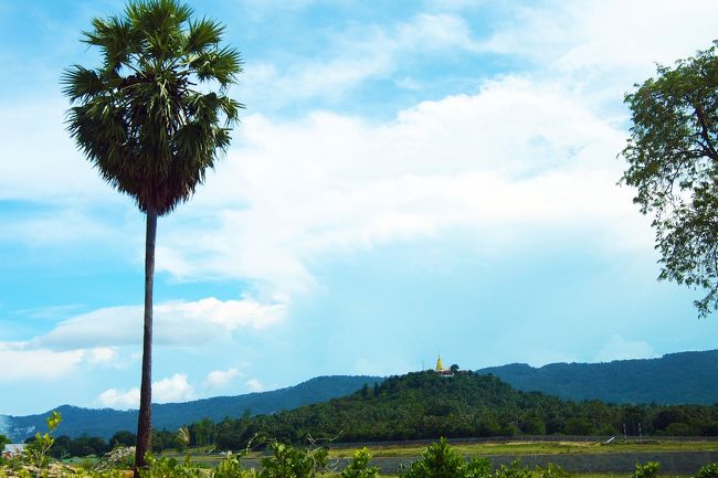 空港が近くなると車窓からKhao Hua Jock Chediの姿が見えた。