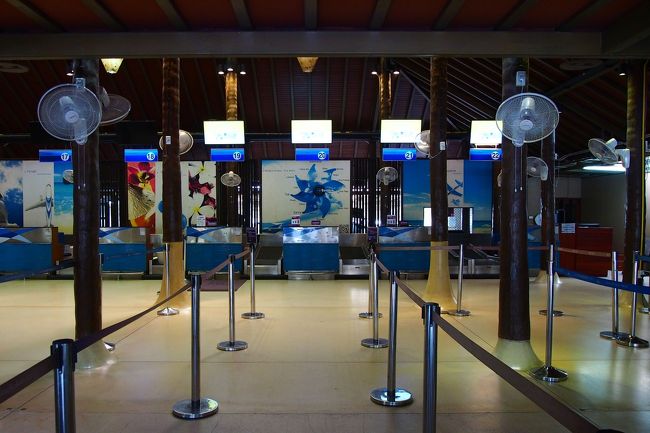 わずか20分でサムイ空港に到着してしまったので、まだチェックインカウンターも空いておらず、先頭でオープンするのを待つ。