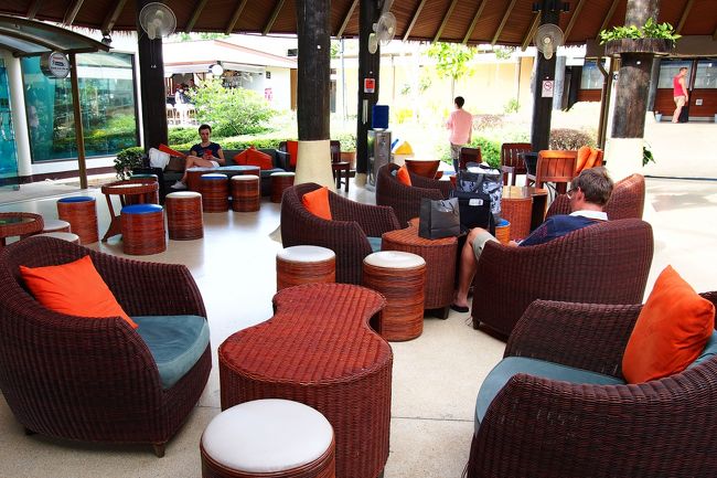 一応軽食サービスはあるけど、座る場所が少なくて暑い。<br />けれど良いこともあって…