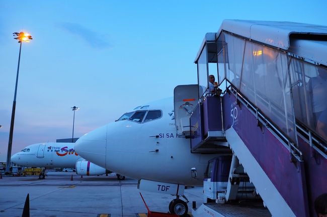 スワンナプーム空港に到着した時にはすっかり空が染まっていた。<br />心配だったお腹も全然平気。