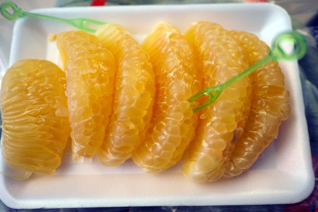 長い待ち時間なので途中お腹が空いたけど、空港内で売っているガッツリしたものは食指が動かずグルグル徘徊していたら、カットポメロ：120Bを発見。<br />夕方にホットサンドを食べて、微妙な空腹だった私にはちょうど良い夜ゴハンになった。<br />今までも何度も長時間トランジットを経験してるけど、ベンチが確保できても体調不良の時の5時間強は辛かったので、この経験をもとに帰国後、家族会議の結果、（2人しかいないけど）満場一致でプライオリティ・パスを申し込むことにした。