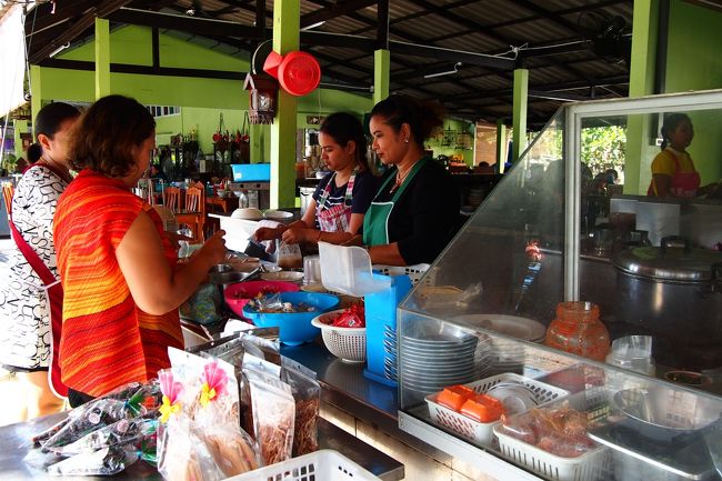 昨日の朝訪れたポープットマーケット近くのモツ粥＆飲茶の店へ。<br />今朝も大繁盛していて活気に満ちていた。　