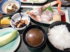 お昼を食べに適当に決めた湖畔の定食屋さんへ。
通常の海の家っぽいのであんまり期待していませんでしたが大正解でした。
量も多くて食べ応えバッチリ。
写真の定食は『灯台茶屋定食』