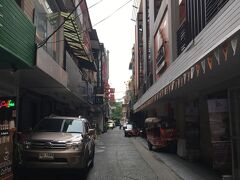 「おはようございます！」

ホテル（41スイーツ）のある路地、スクンビットソイ41と43につながる～

なんか、とても静かな路地でした、、