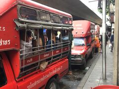 ［駅前（駅下）にはソンテウ乗場］～このローカルな雰囲気が良い！