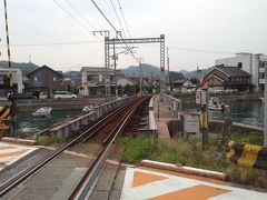 JR呉線の忠海駅に降りて、フェリーに乗る為に忠海港に行きました。
10分弱かかりました。
呉線は単線で、呉から三原行きの電車は広駅で乗継が多い。
呉から三原に行くには反対の海田市駅に行って山陽本線で行く方が早いという程、呉線は遅い。
とびしま海道の為にレンタサイクルをどこで借りたらいいか？
尾道や呉の観光案内所の人に相談したりして、
尾道で借りて今治に返そうと思ったのですが、
尾道から大三島の宗方港に近い所や大崎上島に行く方法が無く、
今治に行って今治で宿泊するのがいいと言われたが、
ちょっと無駄になるので、
最終的に呉から忠海駅まで行き、忠海港から大三島の盛港に行く事に決めた。
大三島の宿泊先の紺玉がレンタサイクルのすぐ近くだし、盛港まで迎えに来てくれるからです。