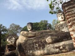 こちら、ワット・プラケオという寺院の遺跡。この名前はバンコクの王宮寺院と
同じ、タイの寺院では最高位の名称で、実際に王宮ののエメラルド仏が
一時期この場所にあったとされています。
