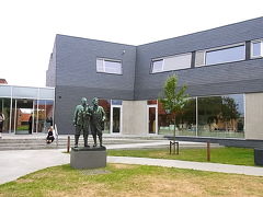 スケーエン美術館。
３つの美術館を見ることができるコンボチケットは180DKK。これも日本のガイドブックにはSkagens Museum（100DKK）と、アンカー夫妻の家Anchers Hus（80DKK）、ドラクマンの家Drachmanns Hus（50DKK)３つを見ることができる。スケーエン美術館とアンカー夫妻の家は目の前なので、この２つを見るのは簡単ですが、ドラクマンの家は少し離れているので、無理していかなくてもいいかも。

https://skagenskunstmuseer.dk/en/
