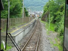 片面ホームの東園駅。