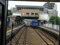 長与駅。
上り列車とすれ違い。