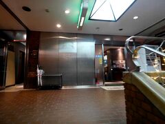 本日のホテルは大和橿原シテイホテル　一泊朝食付きで9200円，2階で階段しかない．これでは，障害者や老人は宿泊できない．二階までのエレベーターはない
