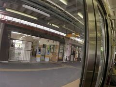 宇都宮からおよそ15分で鹿沼駅へ。

鹿沼といえば、園芸用の土で有名ですね。