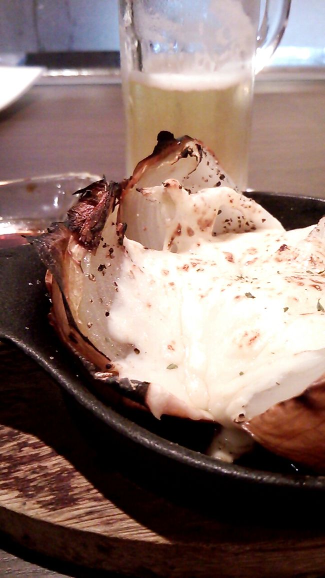 玉ねぎのチーズ焼き。<br />カウンターがあるので、私のほかにもおひとり様がチラホラいました。