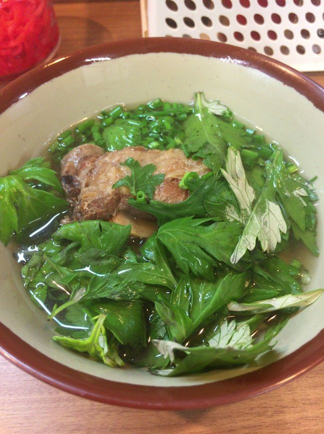 ちょっと酔っ払い気味だったため、身体にいいものを・・・と<br />よもぎそばをチョイス。<br />食べているうちにだいぶ慣れましたが最初は、びっくり。<br />次回は普通のそばを食べます。