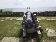 ソレダット岬。観光地らしく、結構な人数の観光客がいます。復元された砲台がいくつもおいてありまた。